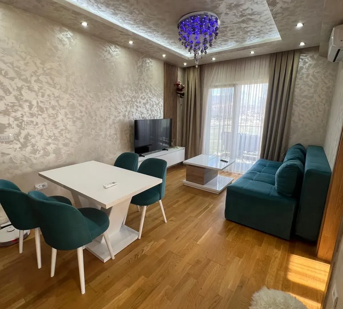 Izdavanje, trosoban stan, 100m², Stari Aerodrom, Podgorica