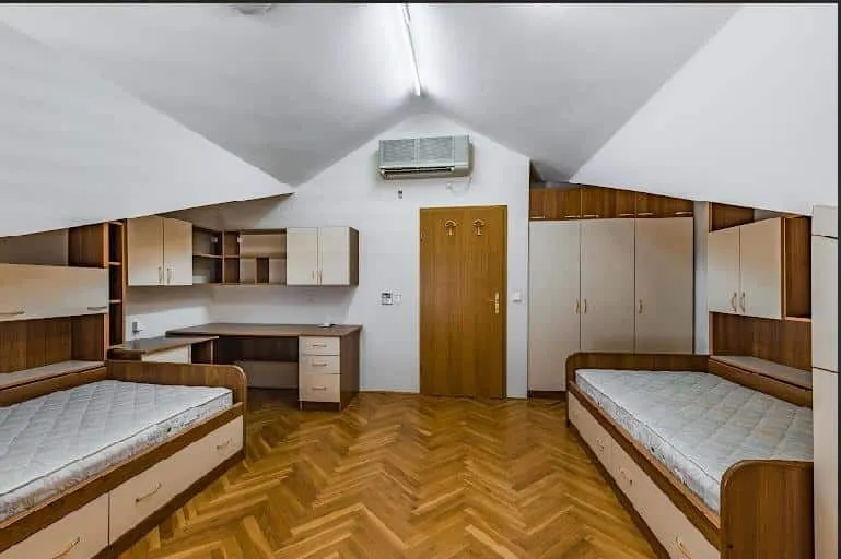Izdavanje, kuća, 370m², Zabjelo, Podgorica