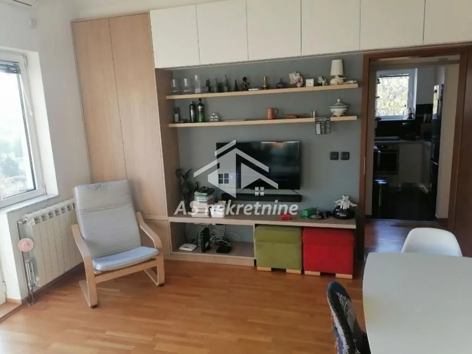 Rent, two bedroom apartment, 50m², Kalenić Pijaca, Vračar Sve Podlokacije