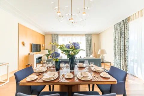 Prostrana dnevna soba sa trpezarijskim stolom i modernim lusterom. - image 35
