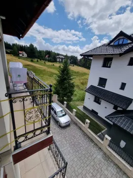 Pogled sa balkona na dvorište, susednu kuću i prirodu. - image 18