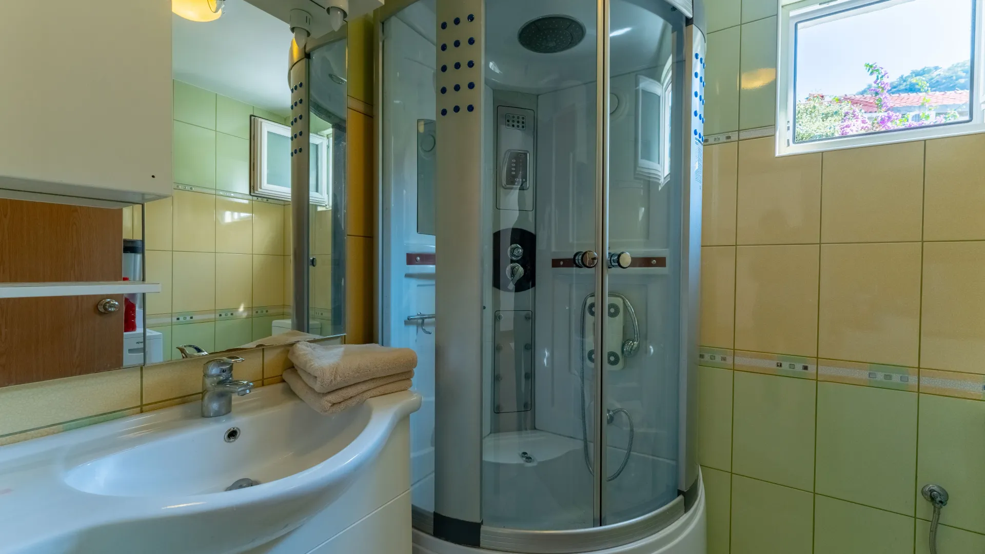 Prodaja, dvosoban stan, 68m², Pržno, Budva