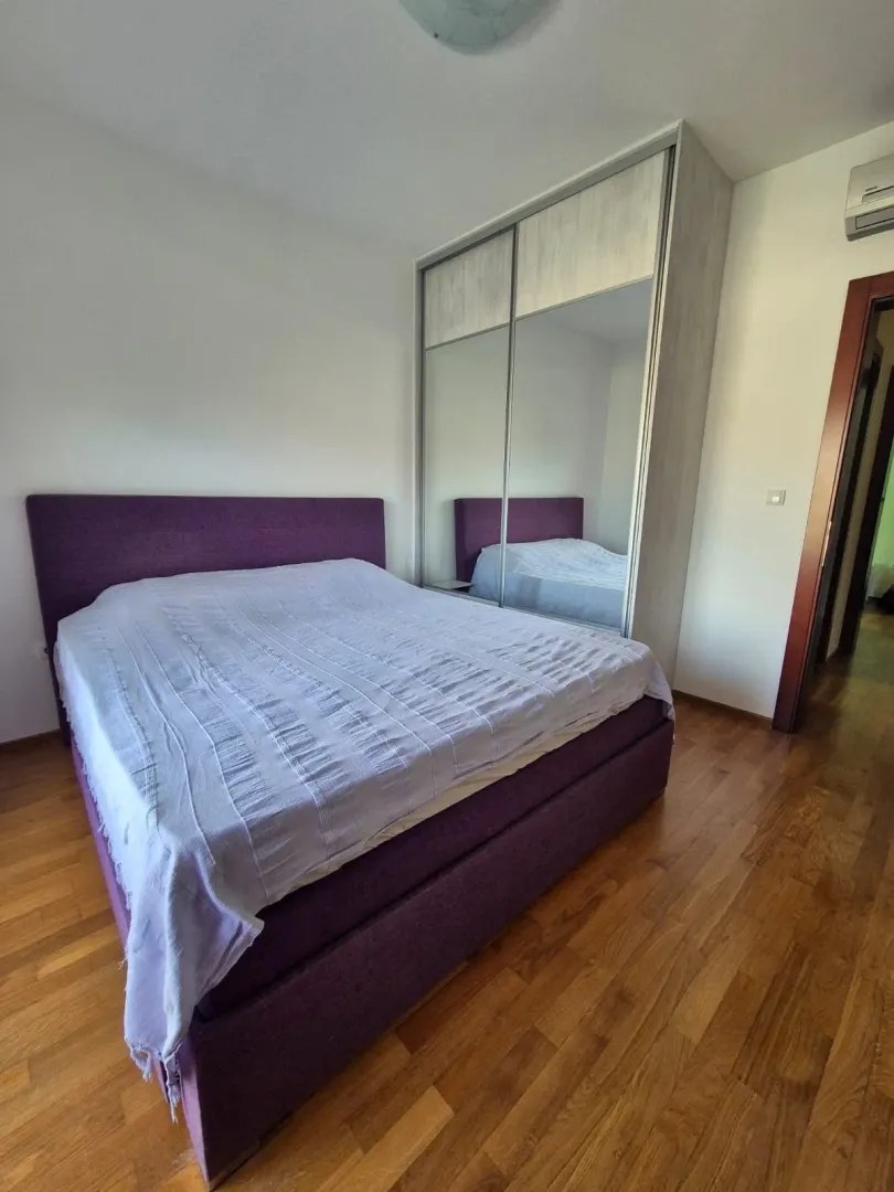 Bedroom with a double bed and a built-in wardrobe with mirrored doors.