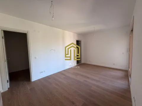 Prazna soba sa drvenim podom i bijelim zidovima. - image 5