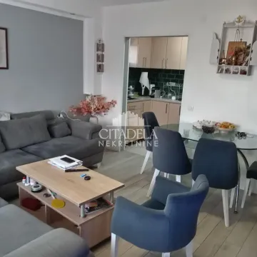 Dnevna soba sa garniturom, stočićem i trpezarijom u nastavku. - image 2