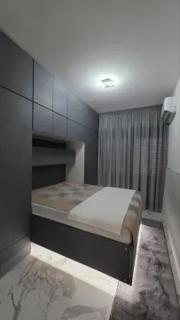 Moderna spavaća soba sa ugradnim plakarom i bračnim krevetom. - image 5