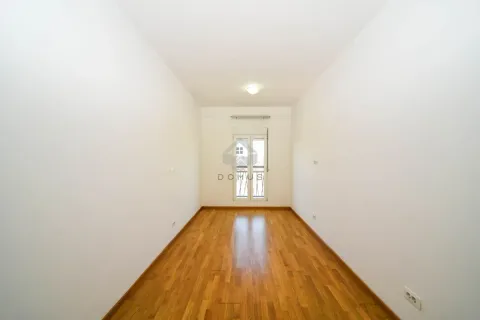 Prazna soba sa bijelim zidovima i drvenim podom, sa izlazom na terasu. - image 18