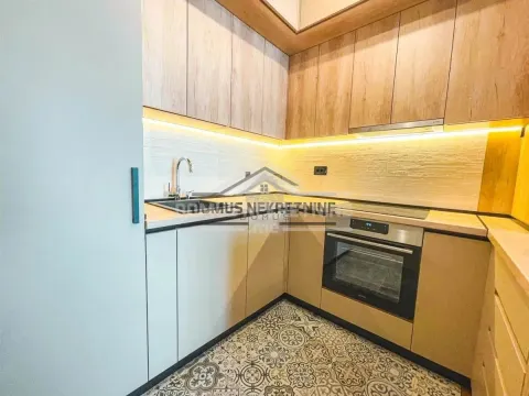 Moderna kuhinja sa drvenim elementima i ugrađenim aparatima. - image 4