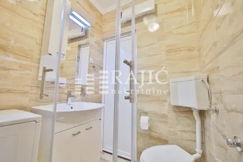 Pogled na moderno uređeno kupatilo sa tuš kabinom. - image 12