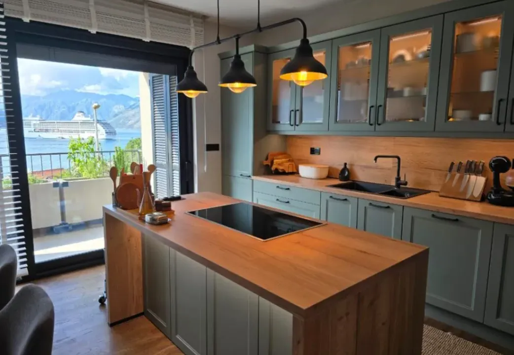 Sale, three bedroom apartment, 160m², Dobrota, Kotor