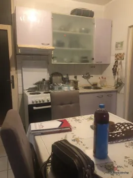 Kuhinja sa trpezarijskim stolom i osnovnim elementima. - image 7