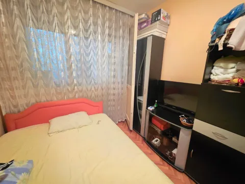Namještena spavaća soba sa bračnim krevetom, plakarom i televizorom. - image 8