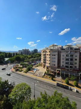 Pogled sa terase na gradsku ulicu i okolne zgrade. - image 11
