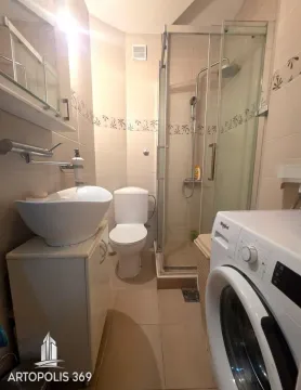 Kompaktno kupatilo sa tuš kabinom, umivaonikom, toaletom i veš mašinom. - image 13