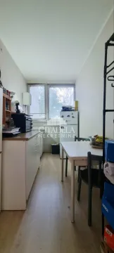 Manja kuhinja sa trpezarijskim stolom i prozorom na kraju prostorije. - image 6