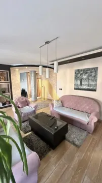 Dnevna soba sa roze garniturom i trpezarijom u pozadini. - image 2