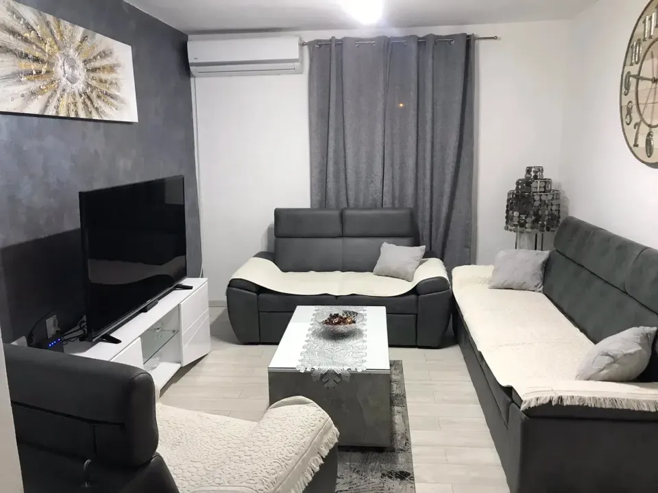 Rent, one bedroom apartment, 82m², Tivat, Crna Gora