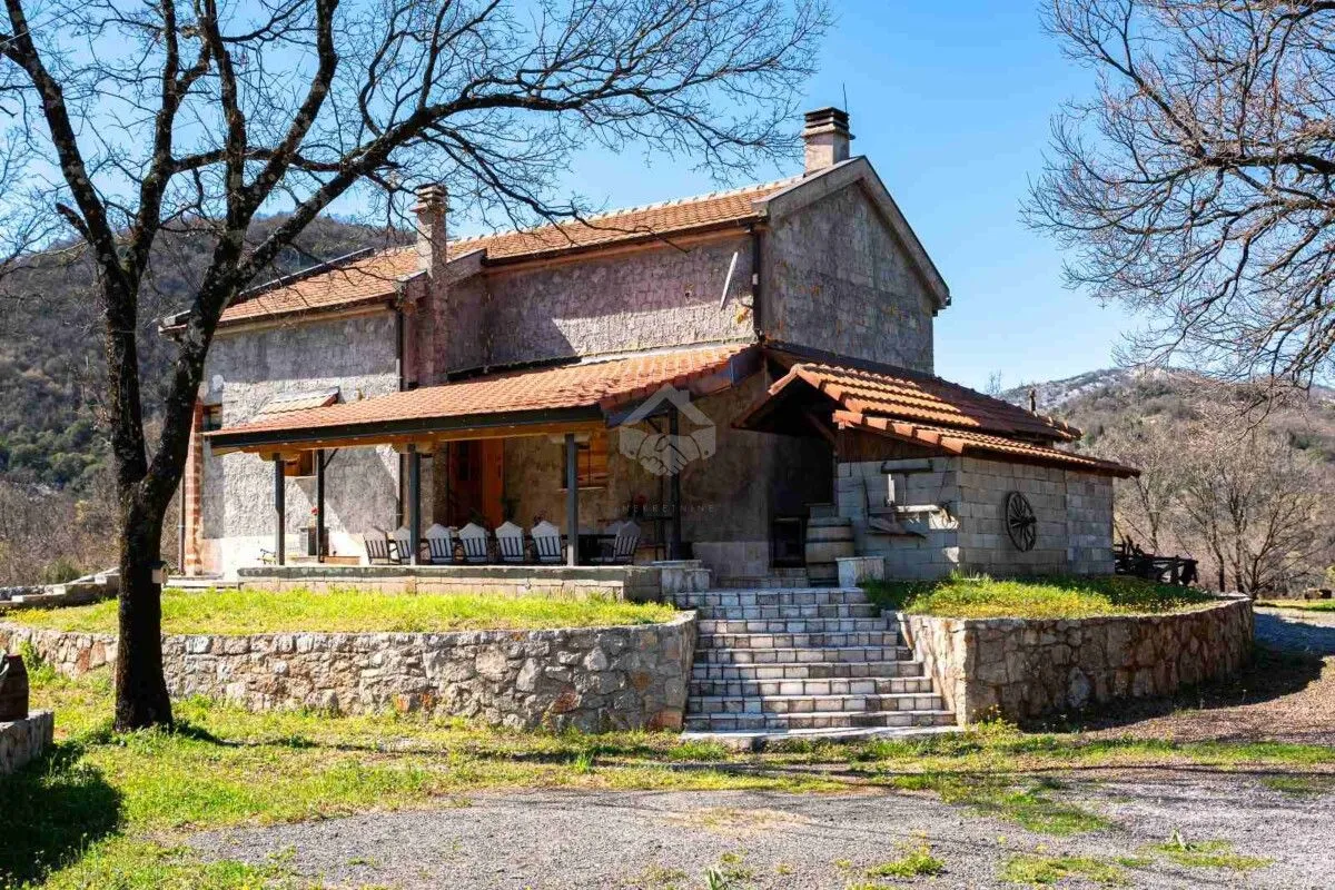 Izdavanje, kuća, 200m², Podgorica, Crna Gora