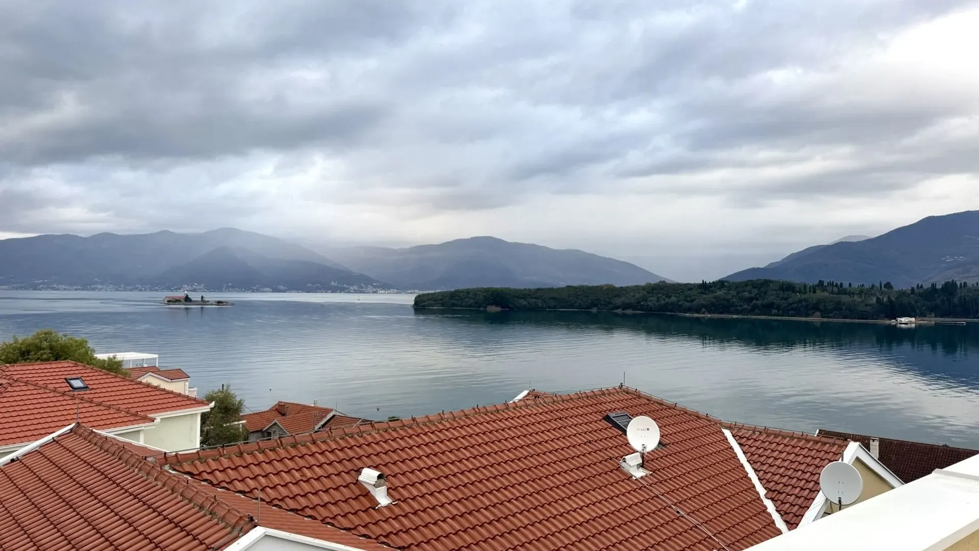 Prodaja, trosoban stan, 100m², Obala Đuraševića, Tivat