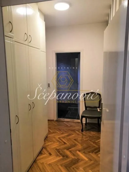 Izdavanje, dvosoban stan, 64m², Centar, Novi Sad