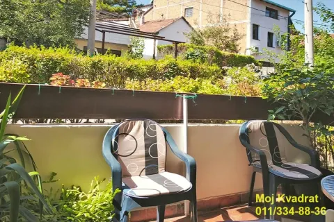 Nameštena terasa sa pogledom na dvorište i okolne objekte. - image 18