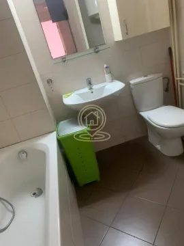 Manje kupatilo sa kadom, umivaonikom i toaletom. - image 15