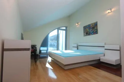 Svijetla spavaća soba sa kosim krovom i izlazom na terasu. - image 11