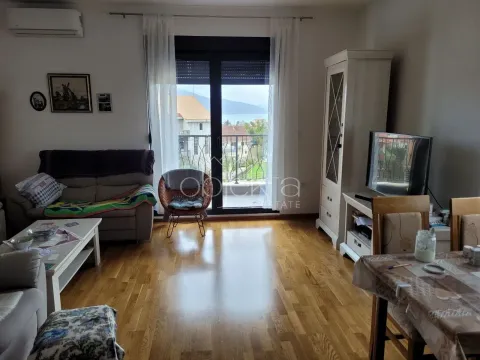 Dnevna soba sa garniturom, trpezarijskim stolom i izlazom na terasu. - image 5