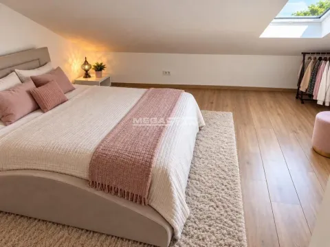 Nameštena spavaća soba u potkrovlju sa bračnim krevetom i krovnim prozorom. - image 3