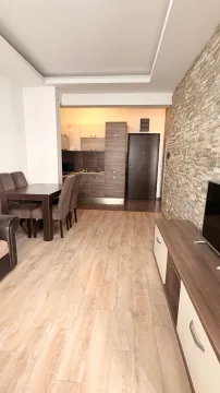Dnevni boravak sa trpezarijom i pogledom na kuhinju. - image 3