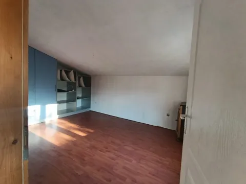 Prazna soba sa laminatom i ugrađenim plakarom. - image 12