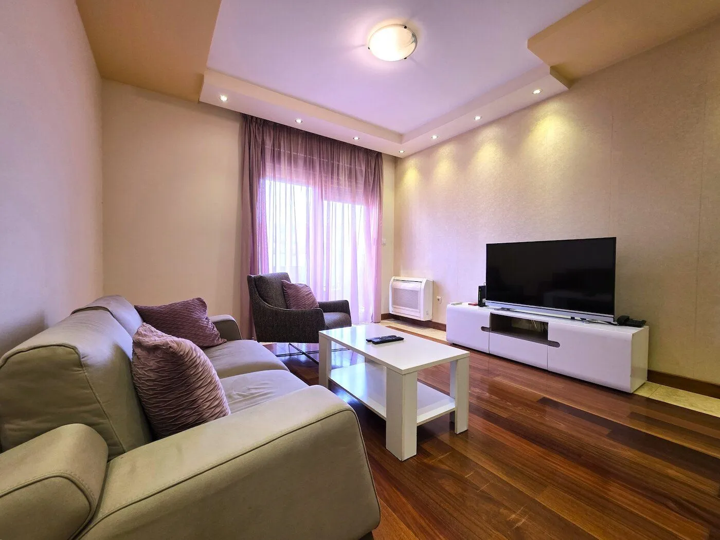 Izdavanje, dvosoban stan, 75m², Centar, Podgorica
