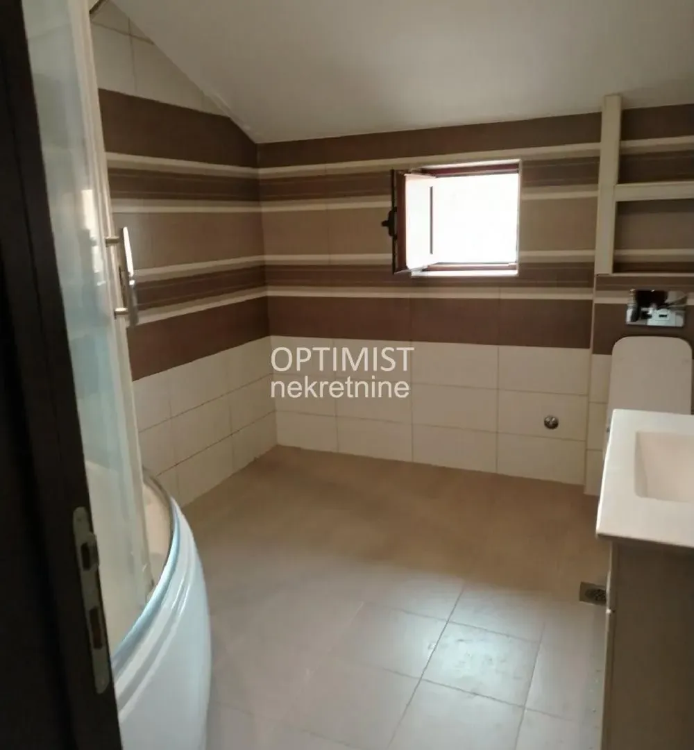 Izdavanje, četvorosoban stan, 220m², Surčin, Beograd