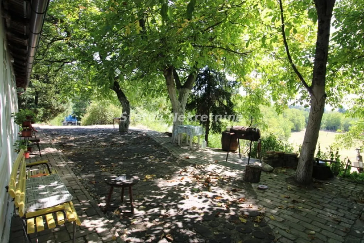 Izdavanje, poslovni prostor, 115m², Irig, Srbija