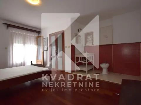 Izdavanje, kuća, 200m², Dalmatinska ulica, Podgorica - image 8