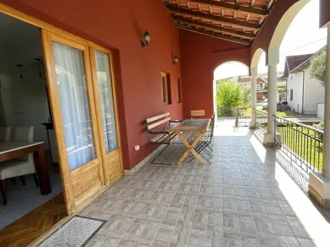 Izdavanje, kuća, 200m², Tološi, Podgorica - image 4