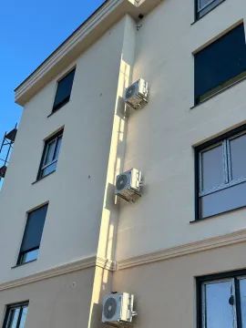 Pogled na spoljašnji dio zgrade sa ugrađenim klima uređajima. - image 6