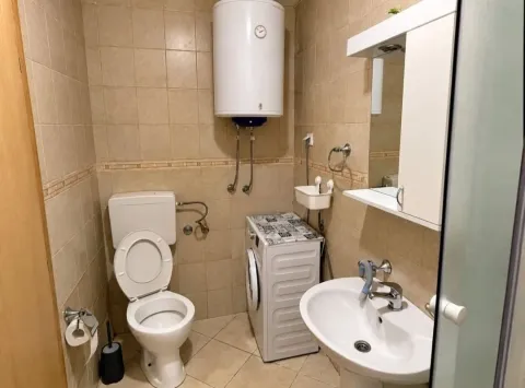 Kompaktno kupatilo sa WC šoljom, umivaonikom, bojlerom i veš mašinom. - image 12