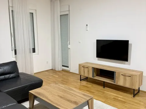 Izdavanje, dvosoban stan, 70m², Kod Big Fashion-a, Podgorica - image 2