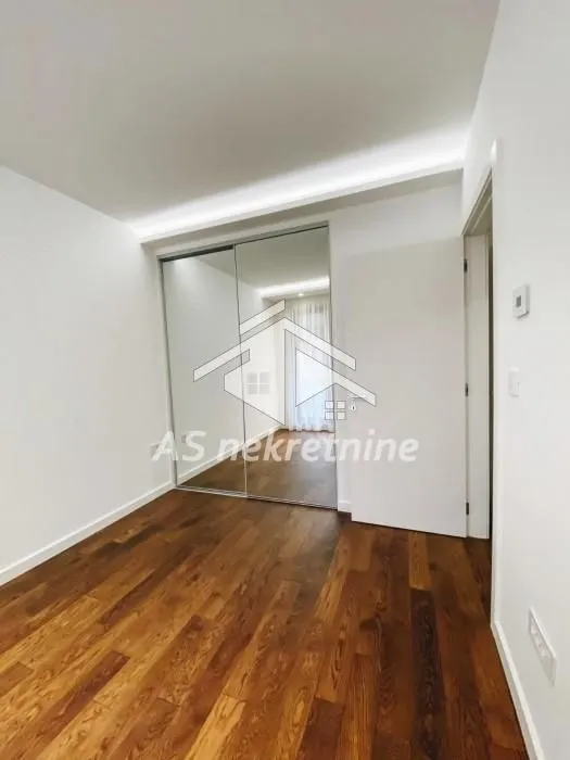 Izdavanje, trosoban stan, 68m², Čubura, Beograd