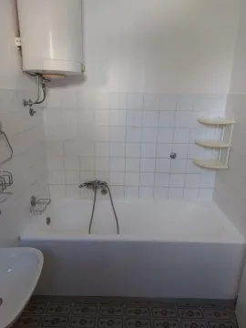 Kupatilo sa kadom, bojlerom i belim pločicama. - image 9