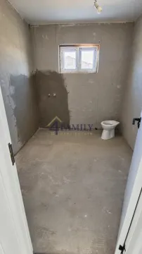 Neuređeno kupatilo u sivoj fazi sa ugrađenom wc šoljom. - image 13