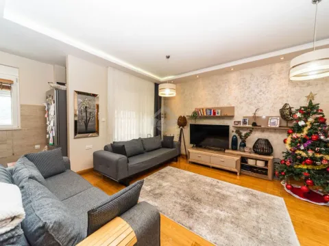 Prodaja, trosoban stan, 82m², Blok 5, Podgorica - image 2