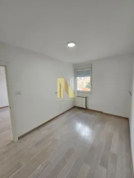 Prazna soba sa parketom na podu i prozorom. - image 12