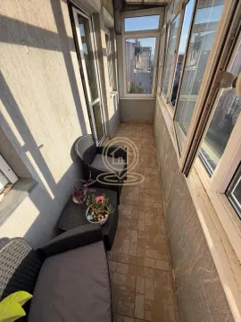 Zastakljeni balkon sa garniturom za sedenje. - image 11