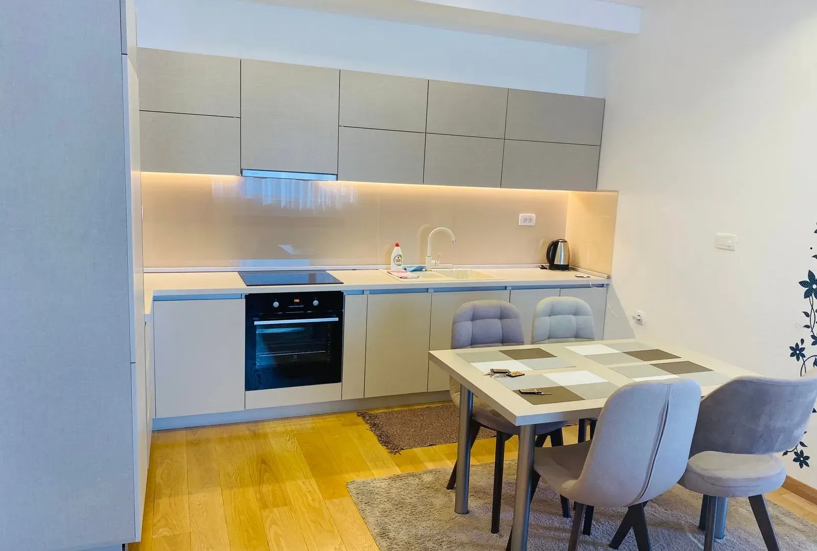 Izdavanje, dvosoban stan, 76m², Centar, Budva