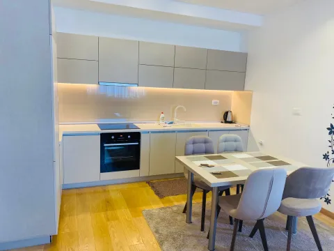 Izdavanje, dvosoban stan, 76m², Centar, Budva - image 4