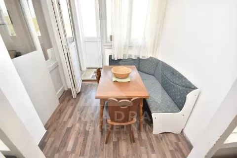 Zastakljena terasa sa drvenim trpezarijskim stolom i ugaonom klupom. - image 5