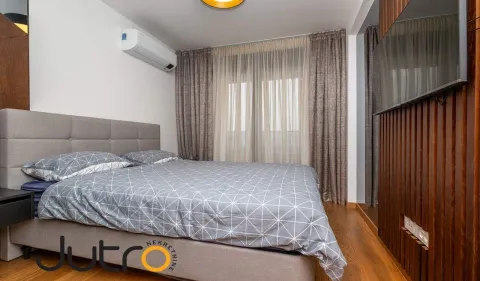 Namještena spavaća soba sa bračnim krevetom, drvenim zidnim oblogama i klima uređajem. - image 3