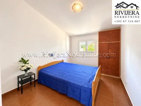 Spavaća soba sa bračnim krevetom i drvenim ormarom. - image 12